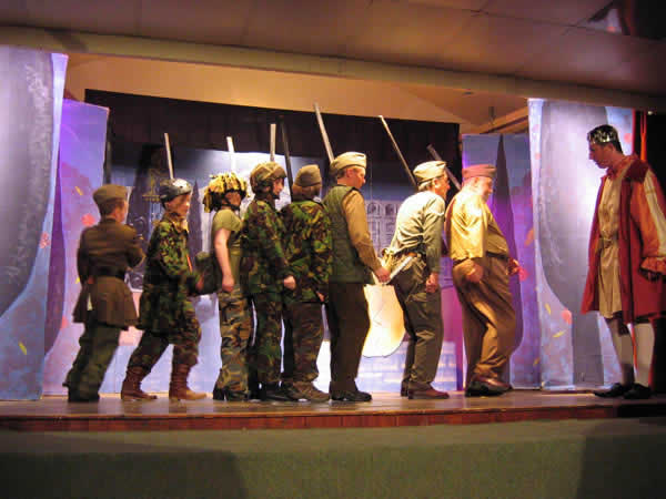 Great Gidding panto 2006 - Humpty Dumpty